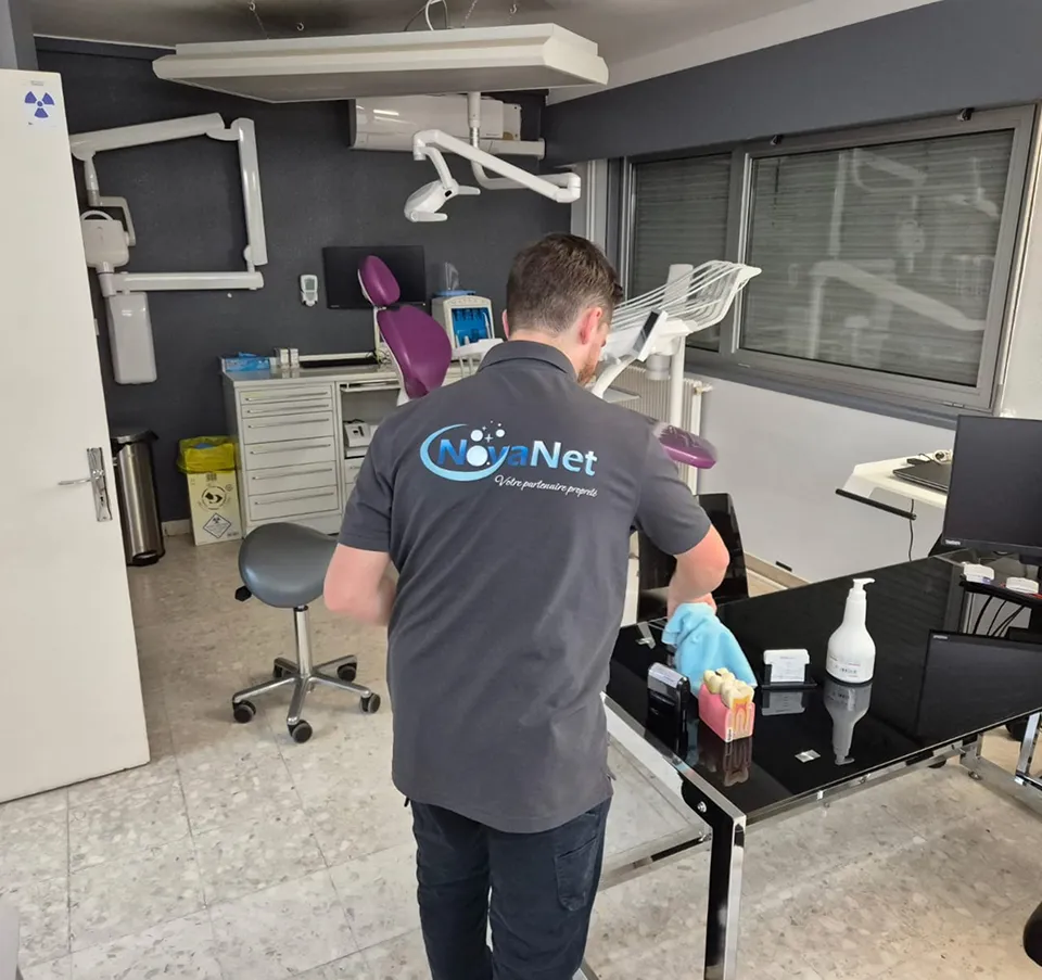 Agent de nettoyage en action